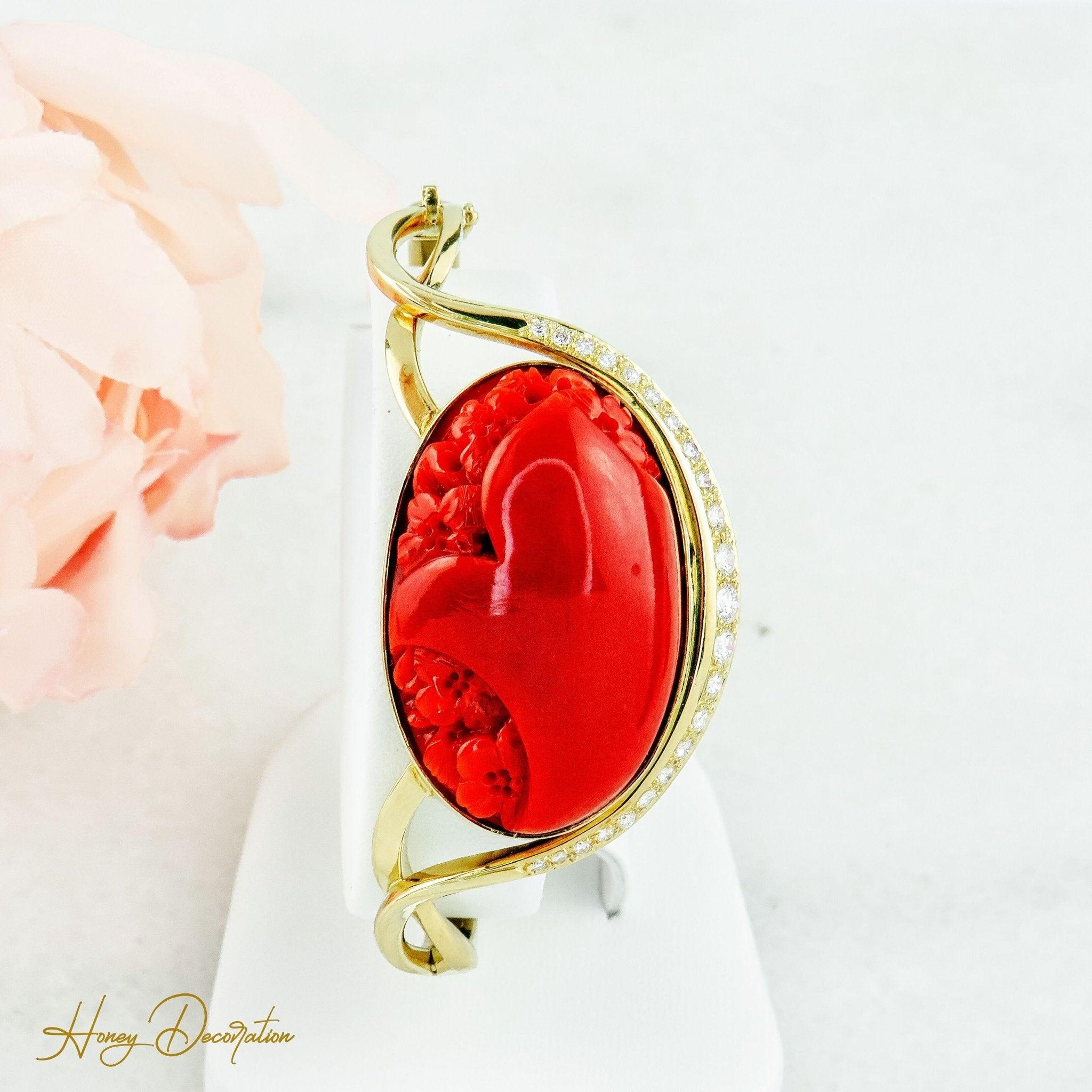 Prächtiger Armreif aus 18 Karat Gelbgold mit geschnitzter Koralle & Brillanten - Honey Decoration