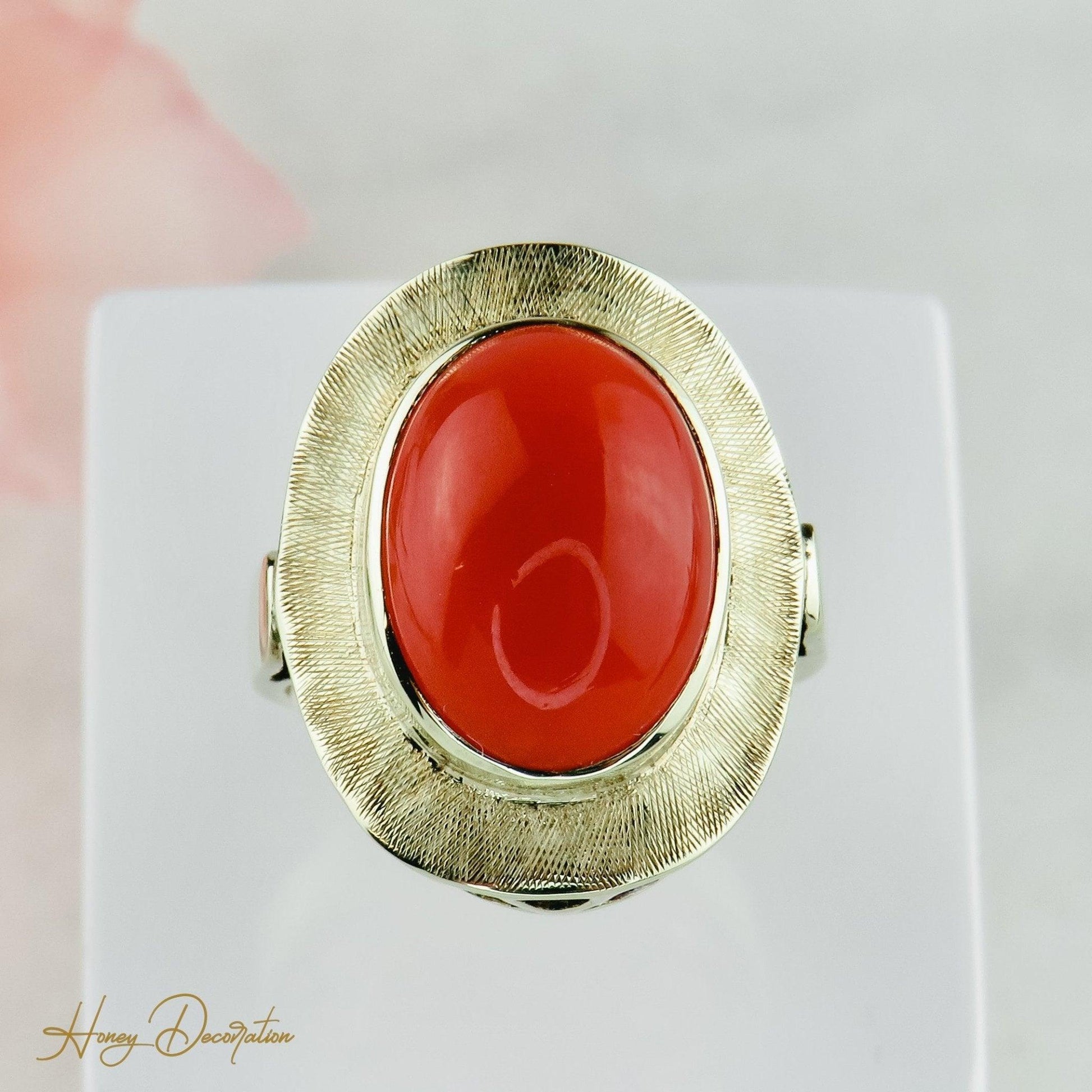 Ring aus 585 Gold besetzt mit prächtigem Koralle-Cabochon - Honey Decoration