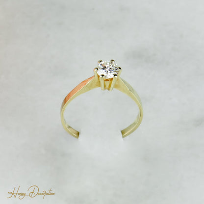 Süßer Verlobungs-Ring aus 750 Gold mit Brillant-Solitär - Honey Decoration