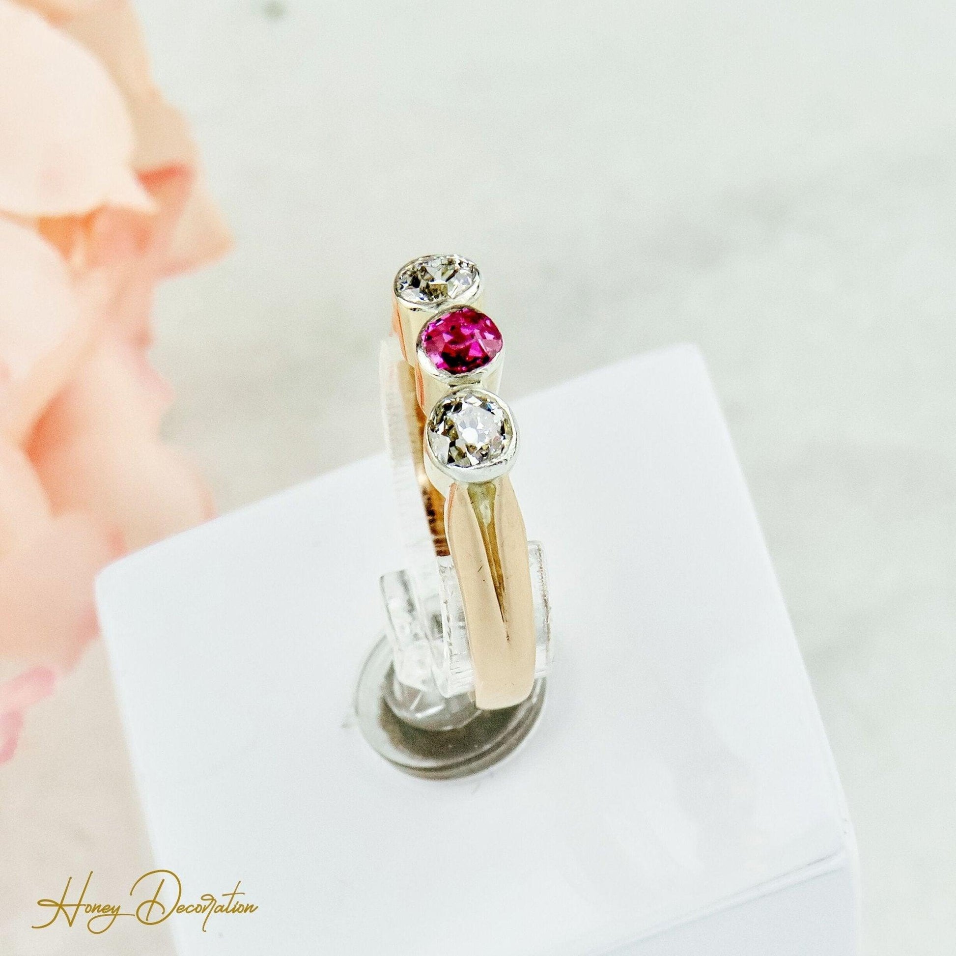 Süßer Vintage-Ring aus 14 Karat Rotgold mit Diamanten & Rubin - Honey Decoration