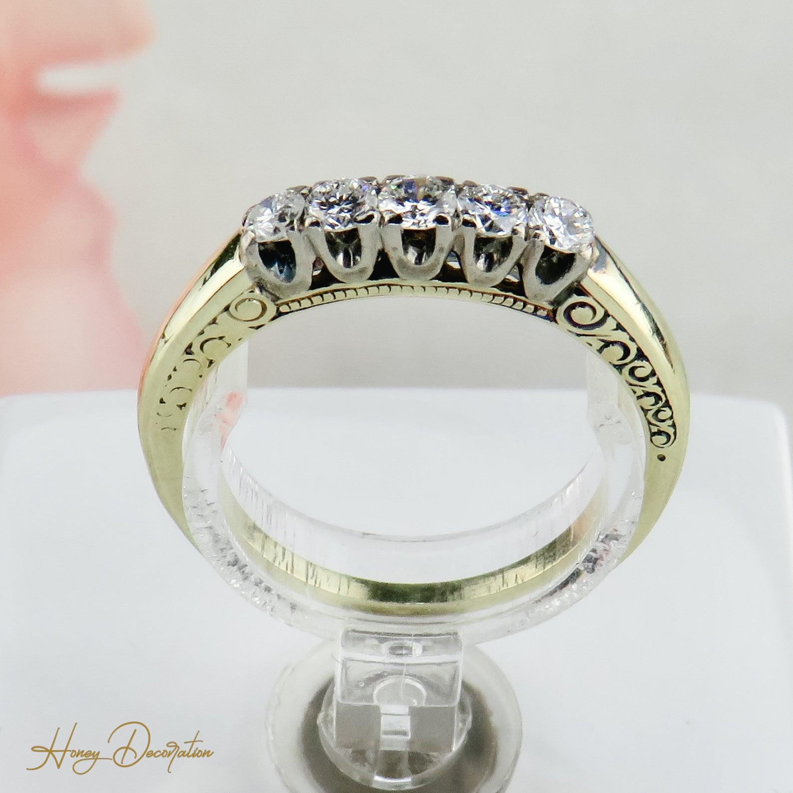 Toller Ring aus 585 Gold besetzt mit Diamanten - Honey Decoration
