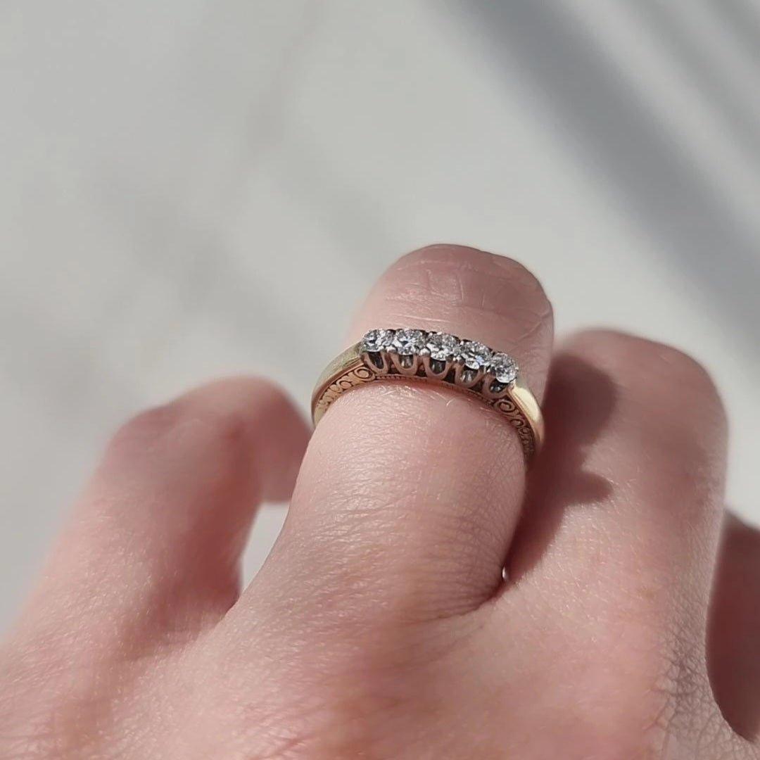 Toller Ring aus 585 Gold besetzt mit Diamanten - Honey Decoration