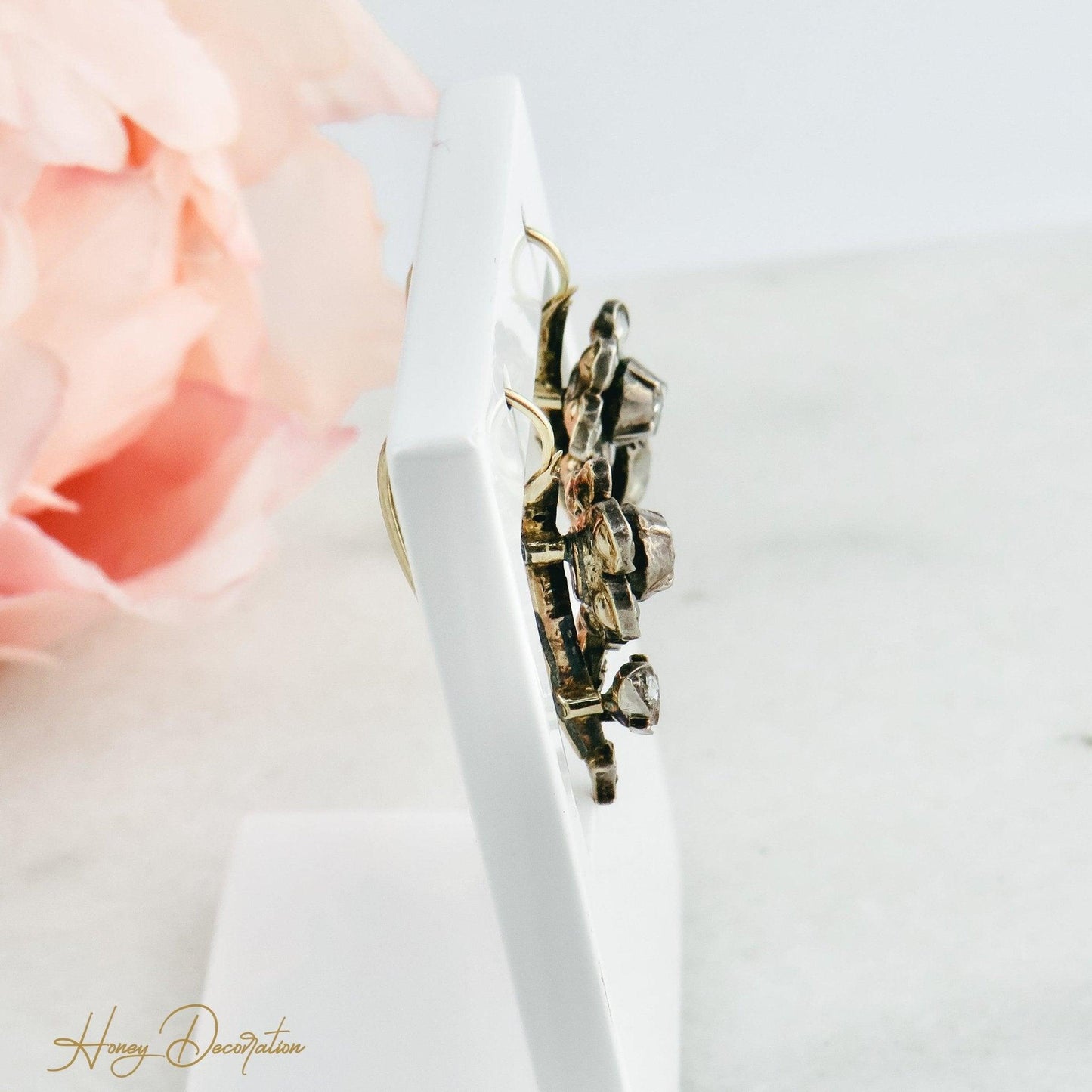 Traumhafte Hängeohrringe aus Gold besetzt mit Diamantrosen - Honey Decoration