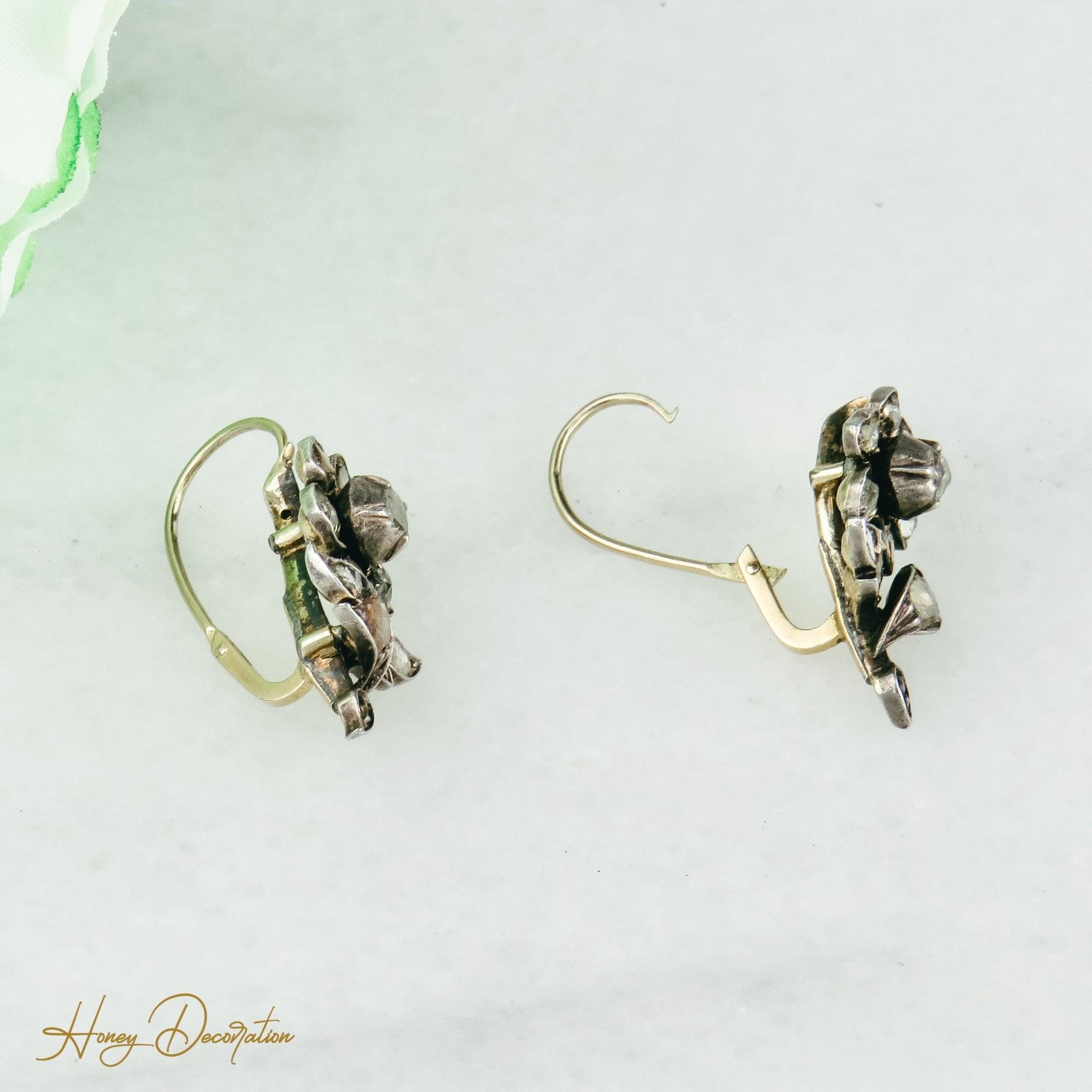 Traumhafte Hängeohrringe aus Gold besetzt mit Diamantrosen - Honey Decoration