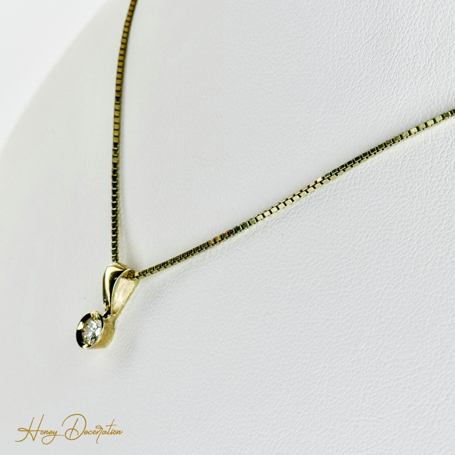 Vintage-Goldanhänger mit Diamant-Solitär - Honey Decoration