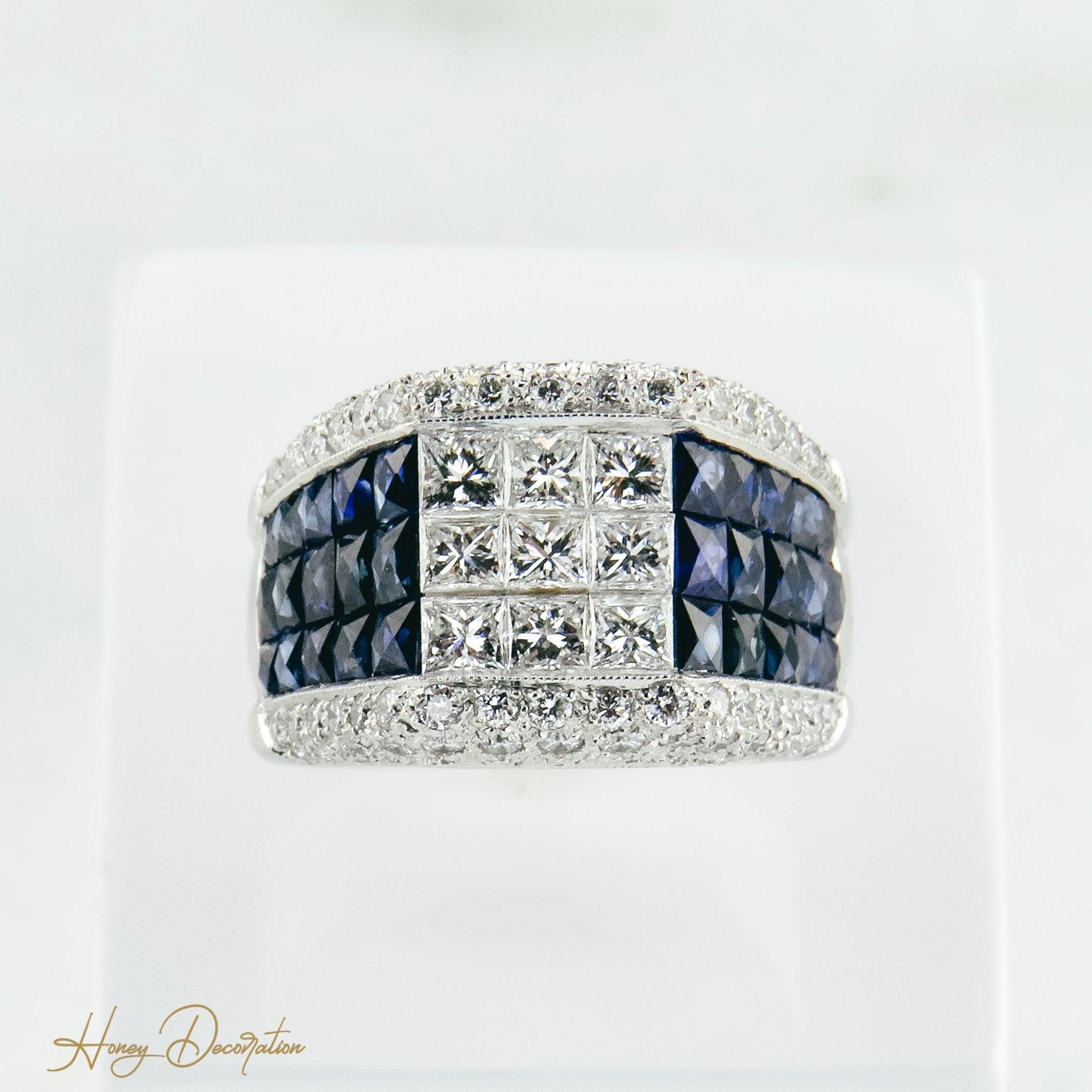 Weißgoldring mit Saphiren und Diamanten im Princess-Schliff - Honey Decoration