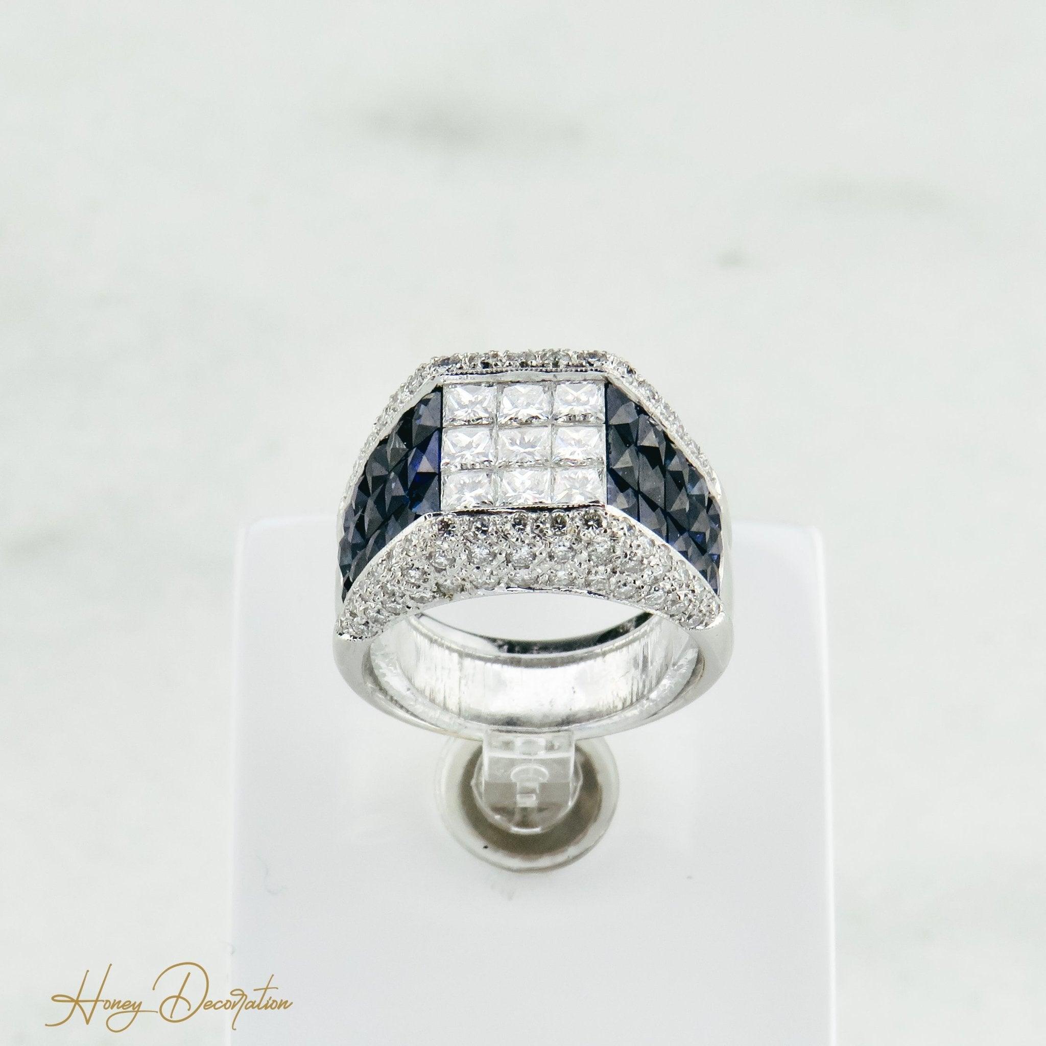 Weißgoldring mit Saphiren und Diamanten im Princess-Schliff - Honey Decoration