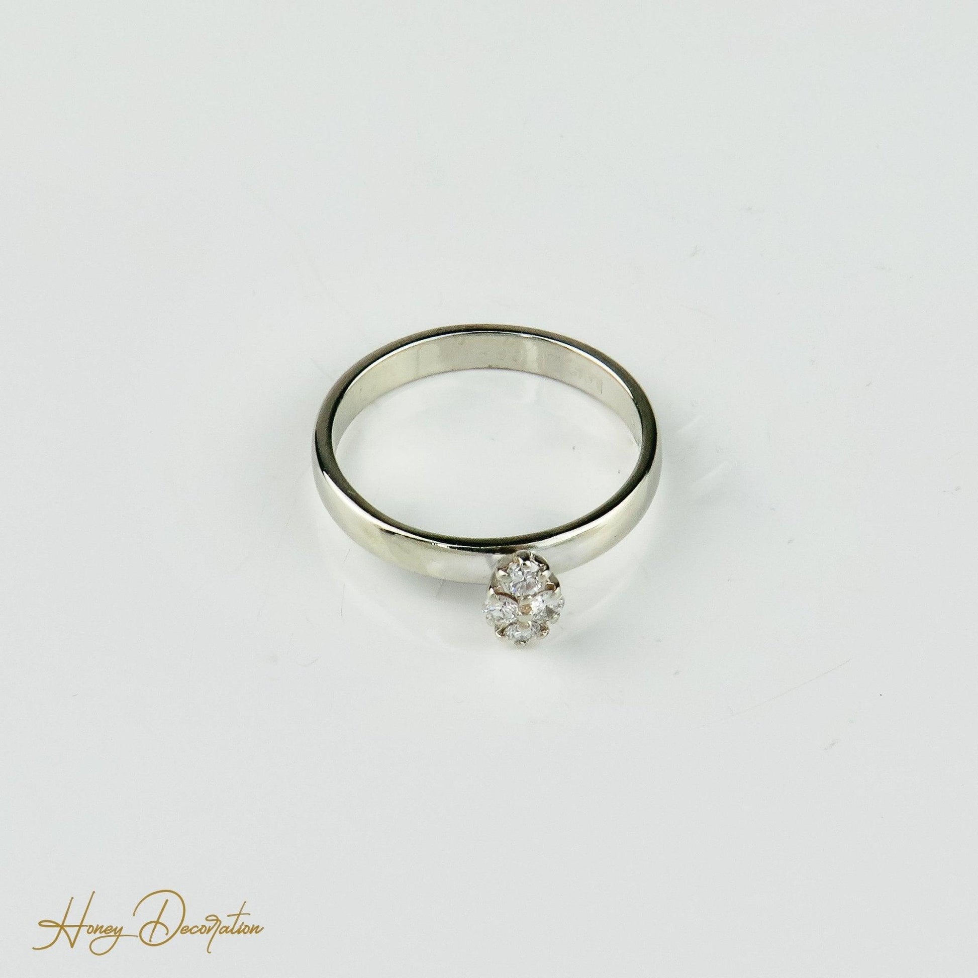 Wunderschöner Weißgold Vintage-Ring mit Diamanten - Honey Decoration