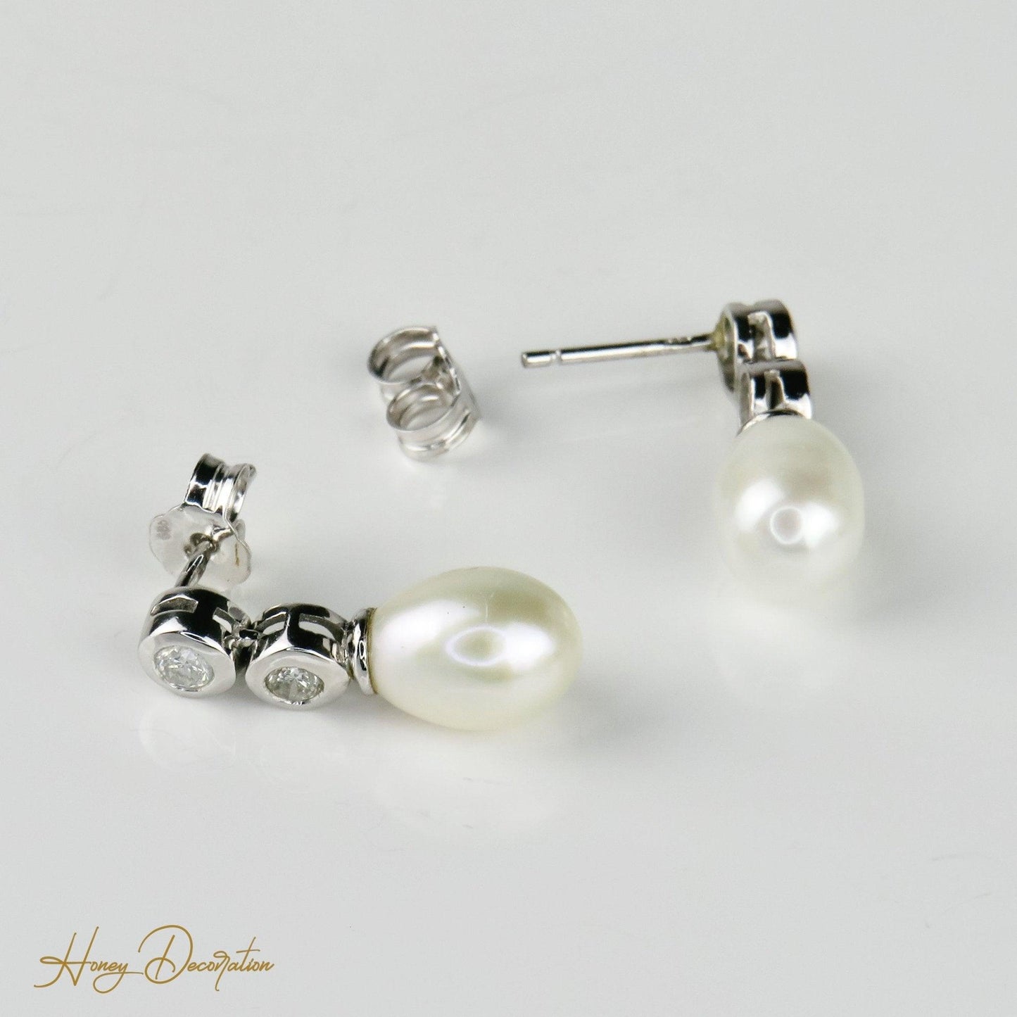 Zeitlose Perlen-Ohrringe aus Weißgold mit Brillanten - Honey Decoration