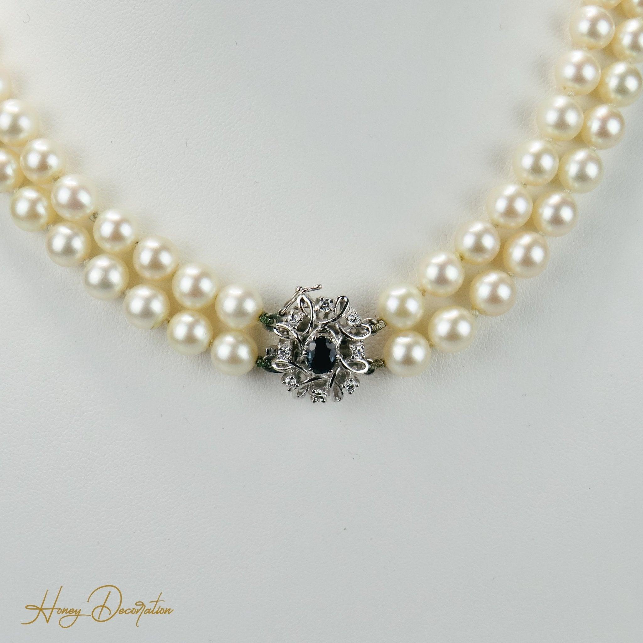 Zweireihige Perlenkette mit Goldschließe, Diamanten & Saphir - Honey Decoration